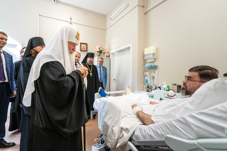 Patriarku Kiril vizitoi në spital mitropolitin që i mbijetoi sulmit me dron - photo 3