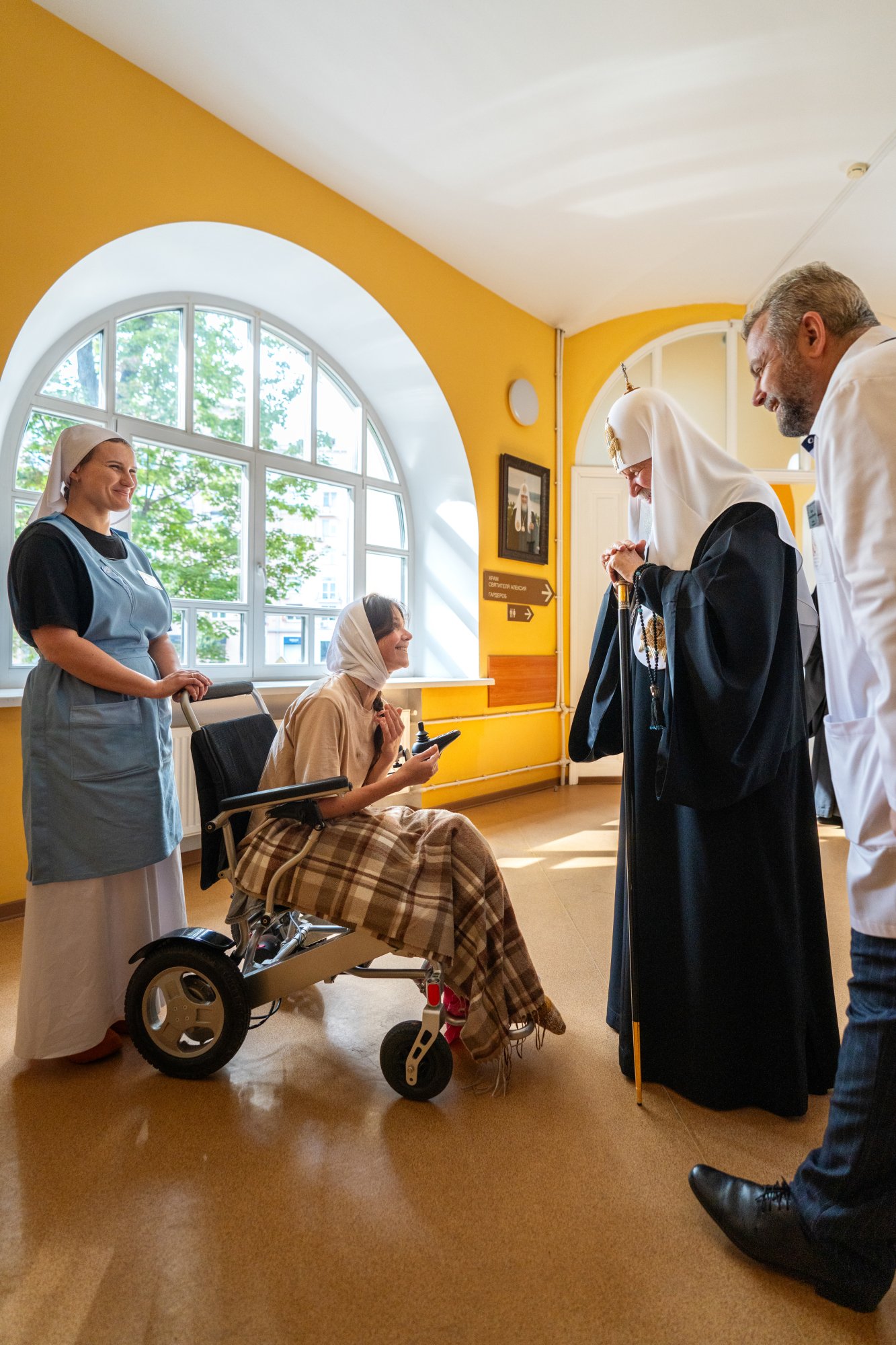 Patriarku Kiril vizitoi në spital mitropolitin që i mbijetoi sulmit me dron - photo 4