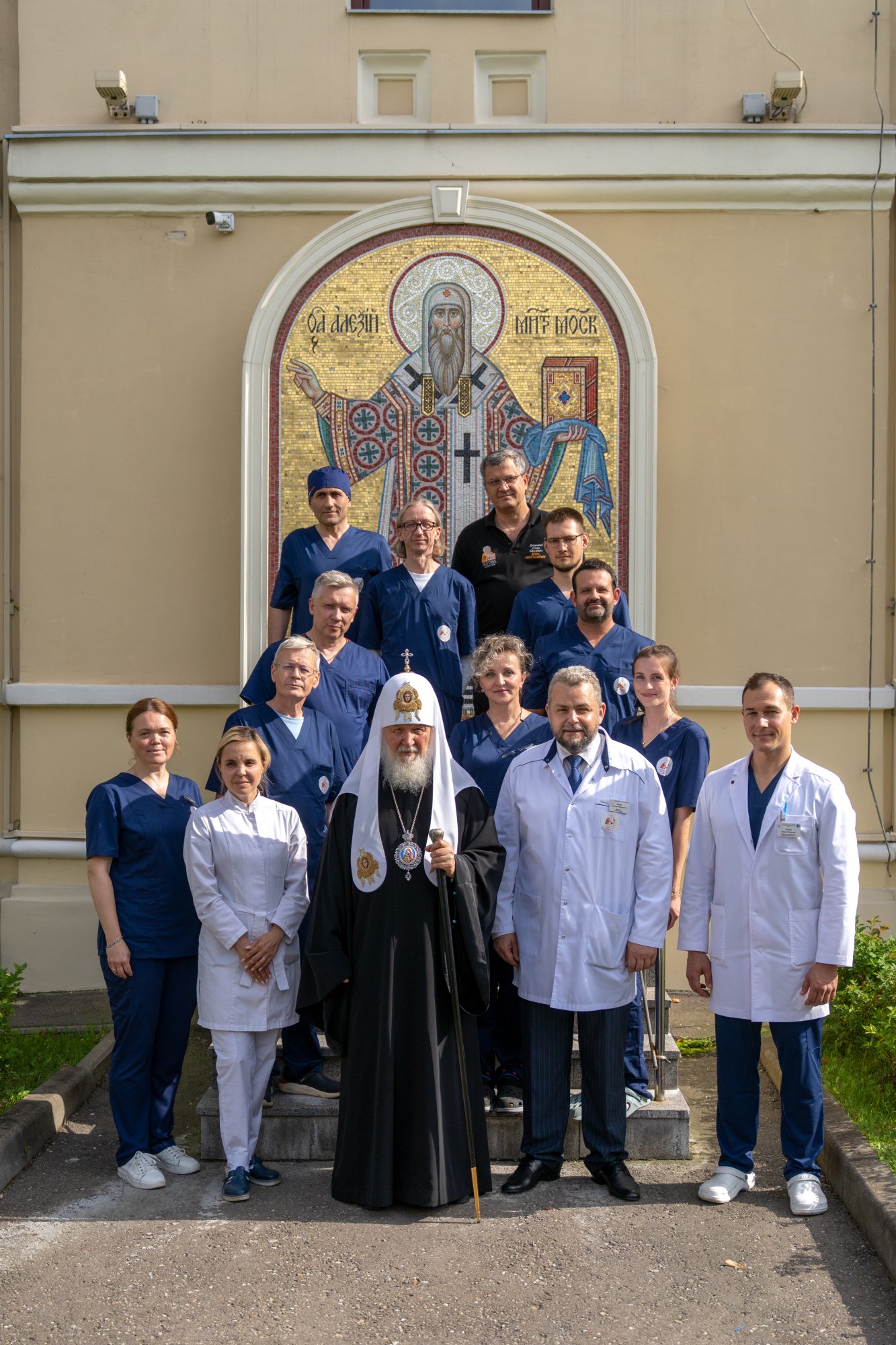 Patriarku Kiril vizitoi në spital mitropolitin që i mbijetoi sulmit me dron - photo 5