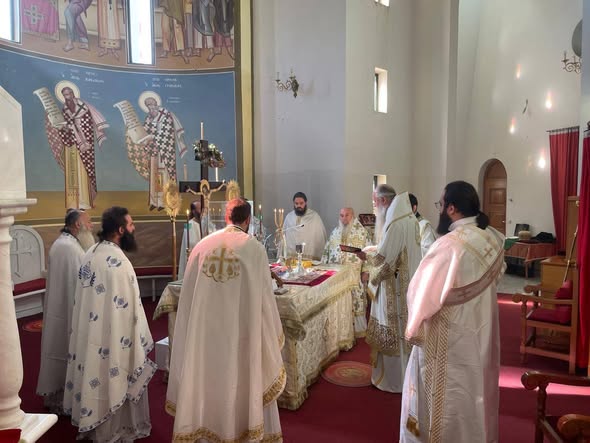 Mitropolitët e Gjirokastrës dhe Malit të Zi bashkëmeshojnë në Gjirokastër - photo 1