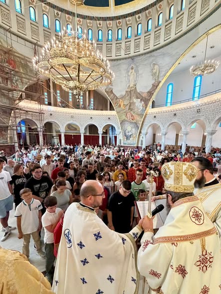 Kryepiskopi Joan bekon fëmijët në fillim të vitit të ri shkollor - photo 1