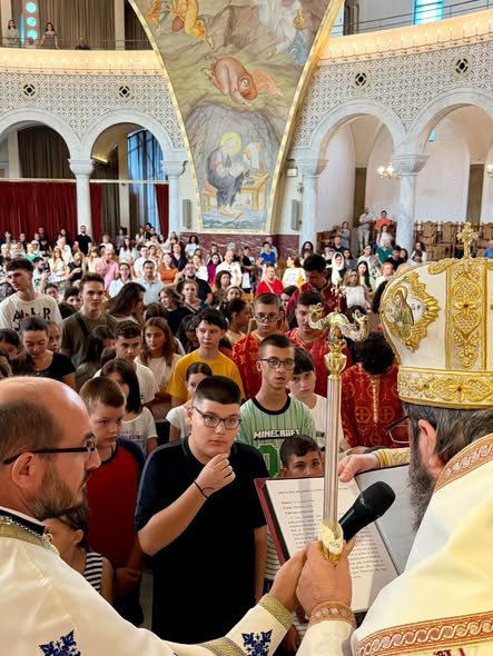 Kryepiskopi Joan bekon fëmijët në fillim të vitit të ri shkollor - photo 3