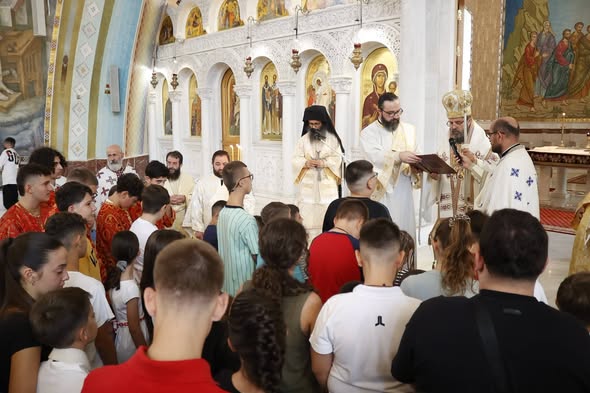 Kryepiskopi Joan bekon fëmijët në fillim të vitit të ri shkollor - photo 4