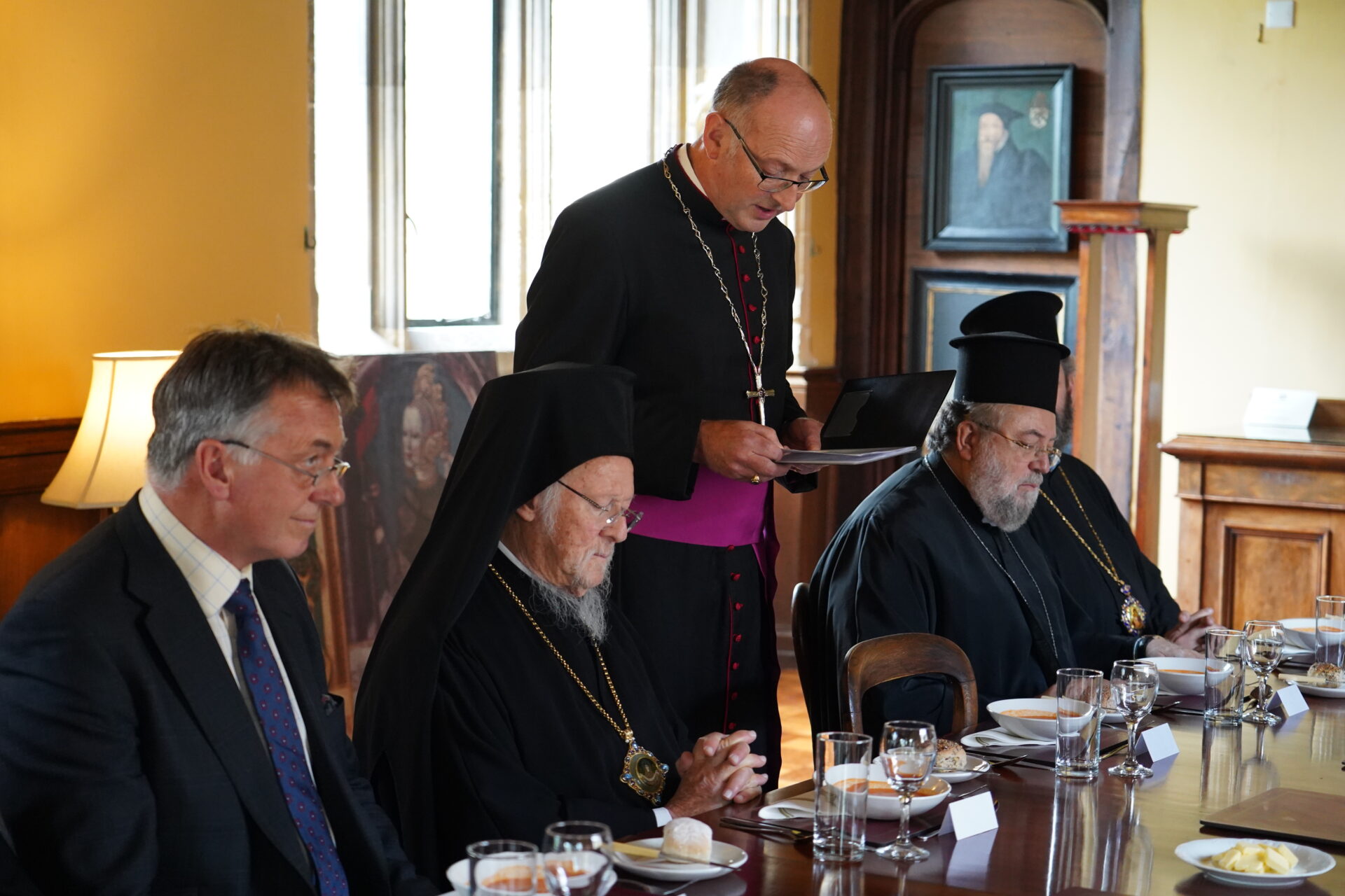 Patriarku Ekumenik Vartholomeu nderohet doktor honoris causa në Chichester - photo 11