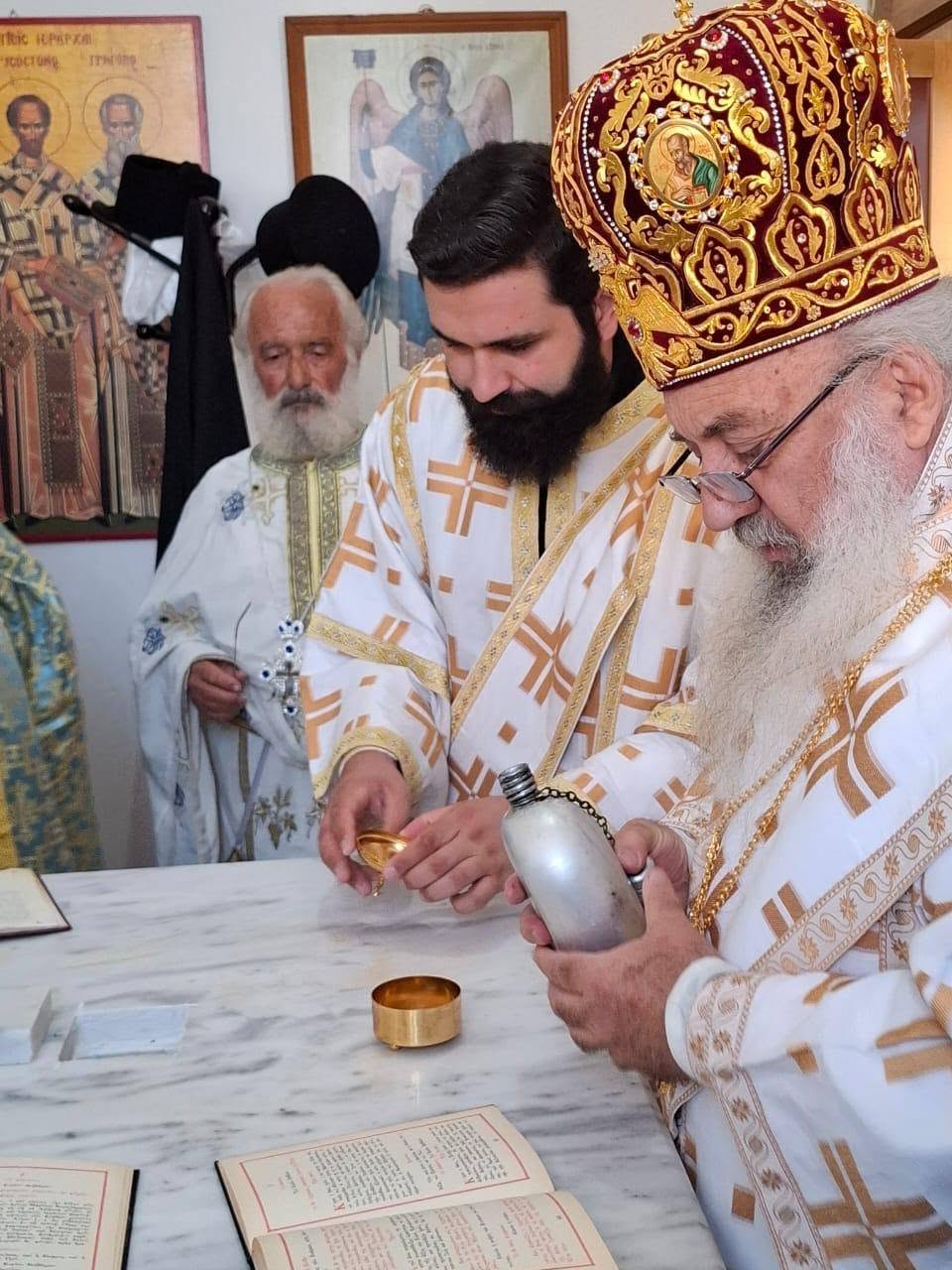 Mitropoliti i Gjirokastrës shenjtëron kishëzën e Kryqit të Nderuar - photo 4