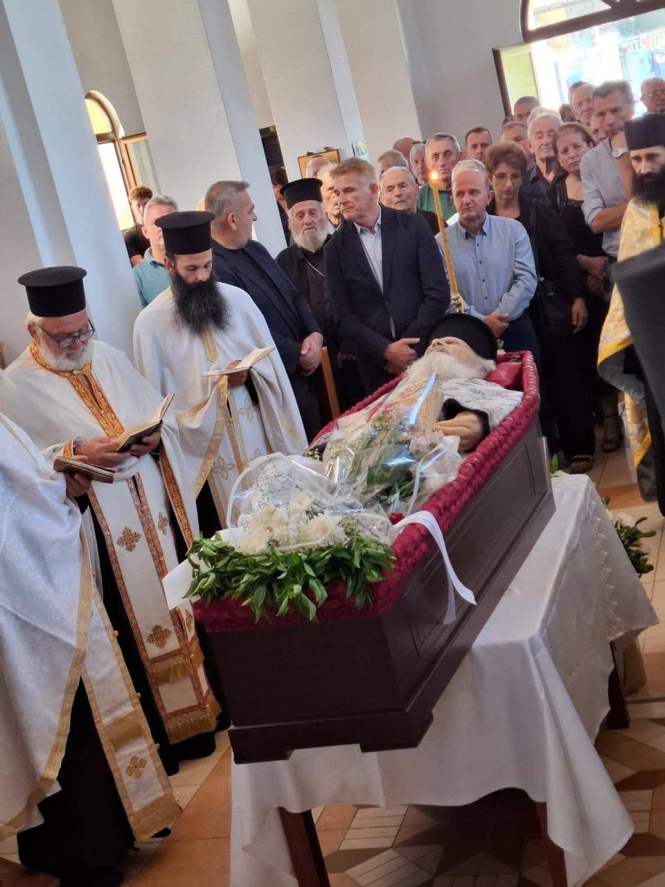 Mitropoliti Nathanail kreu shërbesën e varrimit të At Kristo Papa në Aliko - foto 1