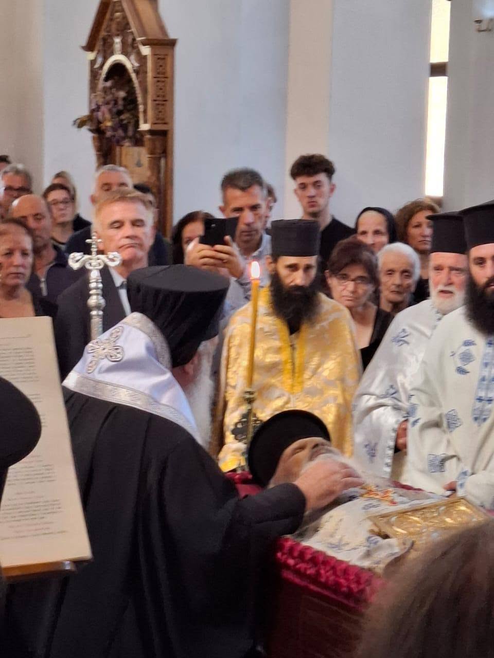 Mitropoliti Nathanail kreu shërbesën e varrimit të At Kristo Papa në Aliko - foto 2