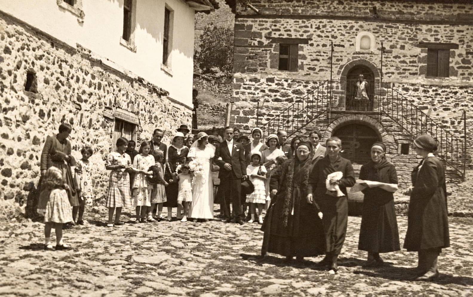 Foto nga oborri i Manastirit të Vjetër të Shën Nikollës gjatë një kurore, dasme që u zhvillua atje rreth 100 vjet më parë.