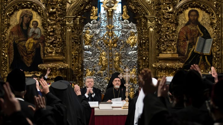 Predisdenti i Ukrainës Petro Poroshenko (në mes në të majtë), i ulut në vendin e nderit gjatë Asamblesë Unifikuese të Kishës Orthodhokse të Ukrainës në Katedralen Shën Sofia në Kiev. Foto: Shutterstock