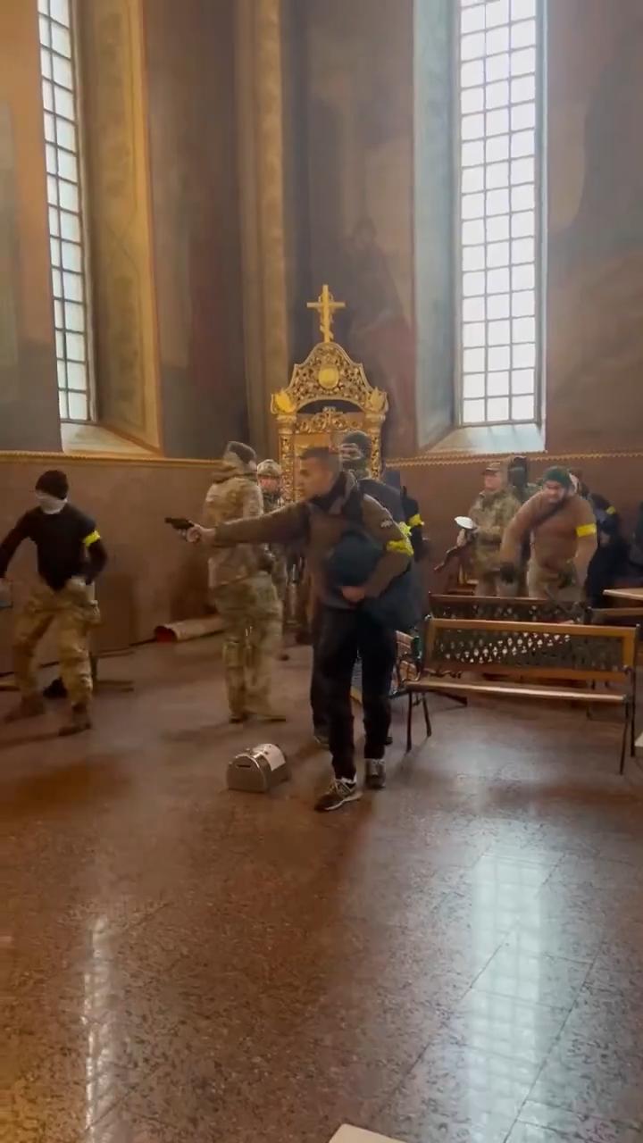 Aktivisti Pshenichny shfaq «koka të prera» të hierarkëve të KOUK në Kiev - foto 2