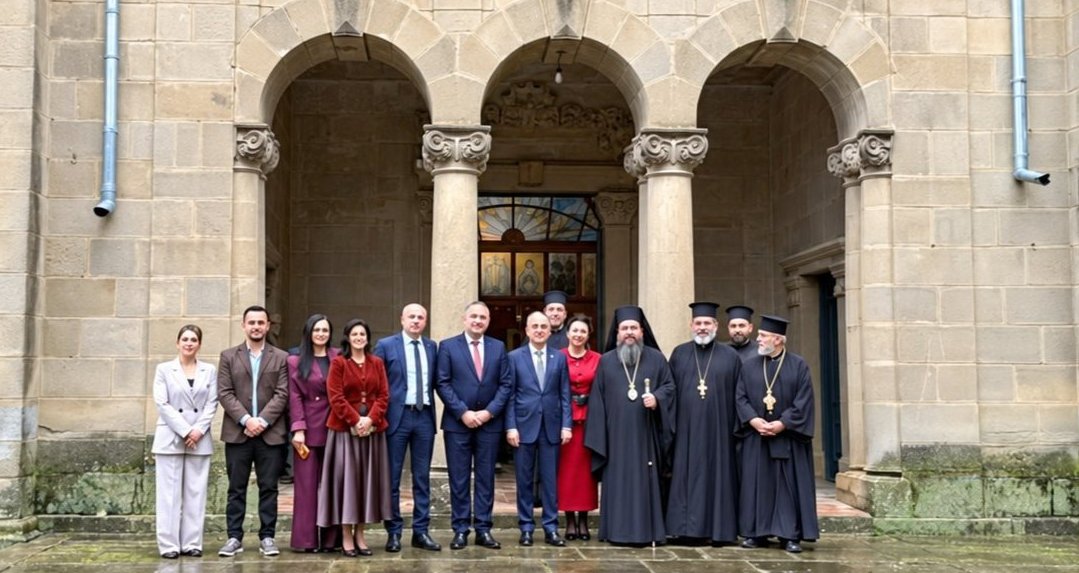 Presidenti Begaj vizitoi kishën e Shën Nikollës në Hoçisht të Devollit - foto 1