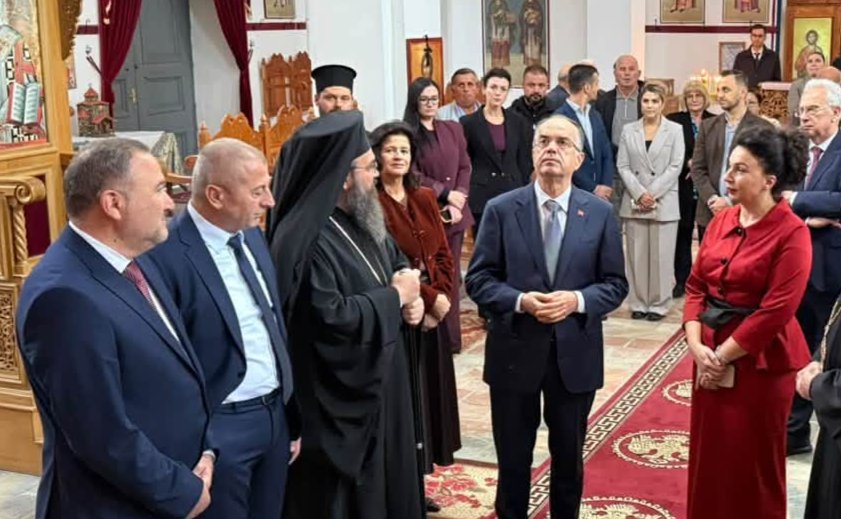 Presidenti Begaj vizitoi kishën e Shën Nikollës në Hoçisht të Devollit - foto 2
