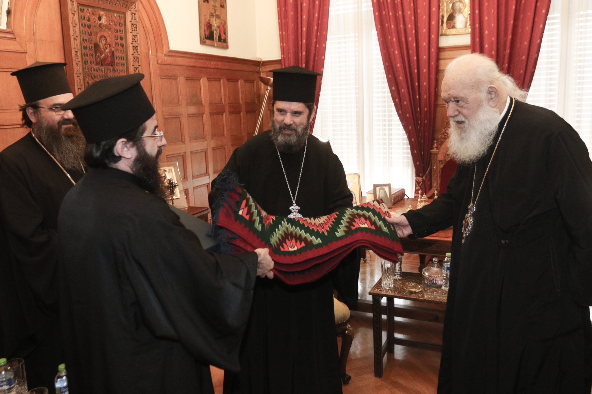 Kryepeshkopi Joan u prit nga Kryepeshkopi Jeronim në Athinë - foto 2