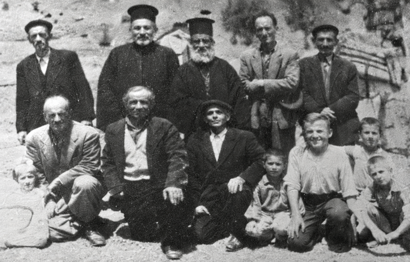 Klerikë dhe besimtarë në Kishën e Shën Kristoforit në Polenë.