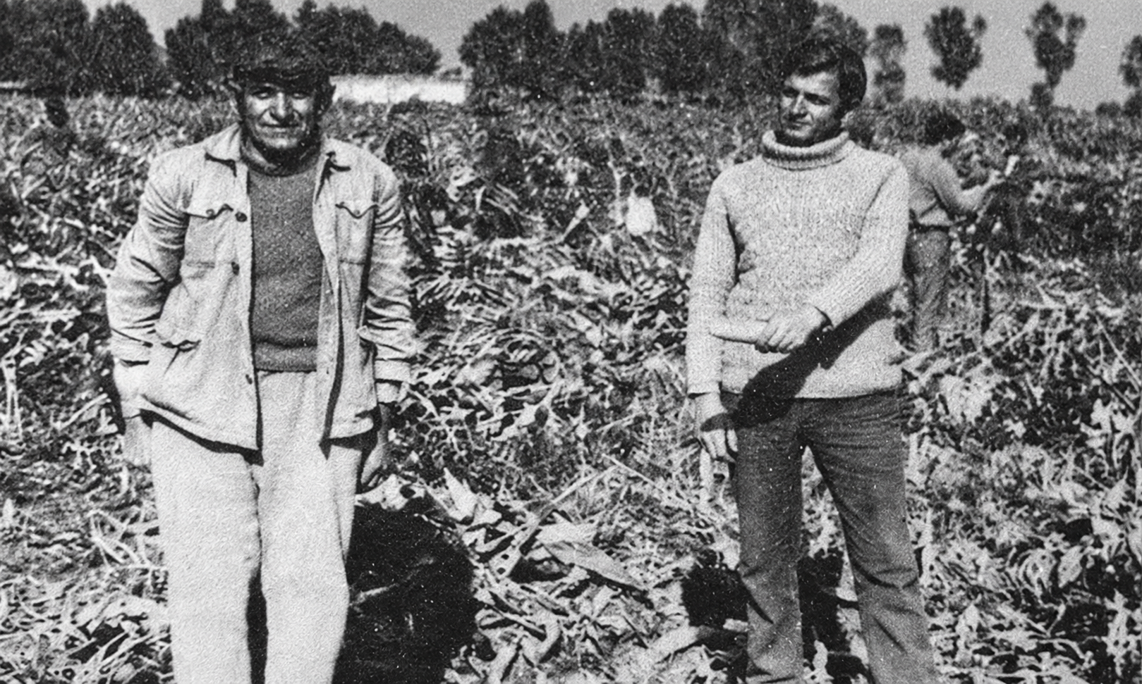 Atë Kosta Kotnani (në të djathtë) si laik gjatë periudhës së ateizmit