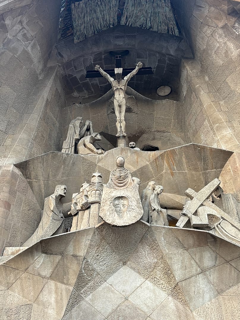 Papa Leoni XIV bekoi kullën e Krishtit të Sagrada Familias në Barcelonë - foto 4