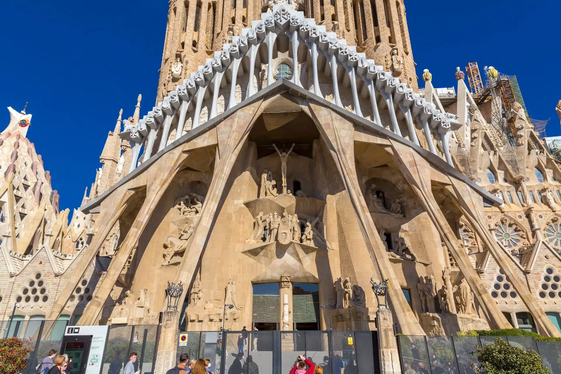 Papa Leoni XIV bekoi kullën e Krishtit të Sagrada Familias në Barcelonë - foto 5