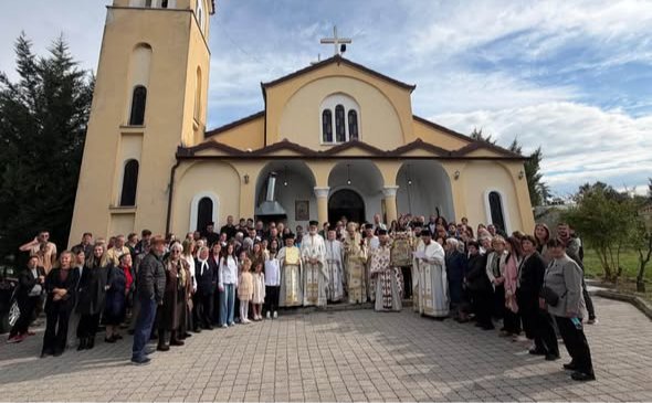 Dhjak Martin Ziu dorëzohet prift në festën e Shën Dhimitrit në Shtërmen - foto 1