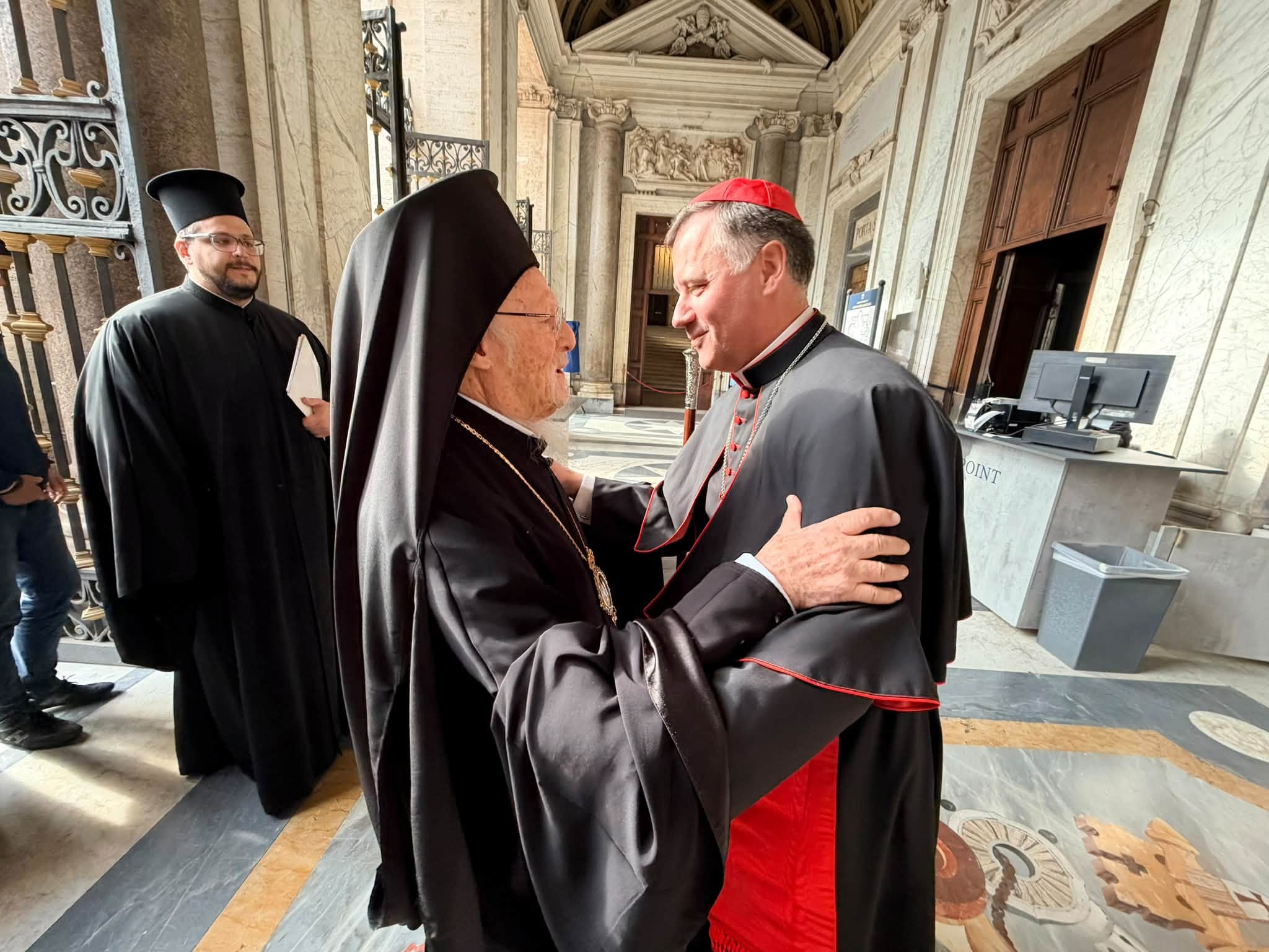 Patriarku Ekumenik Bartolomeu la lule në varrin e Papës Françesku në Romë - foto 1