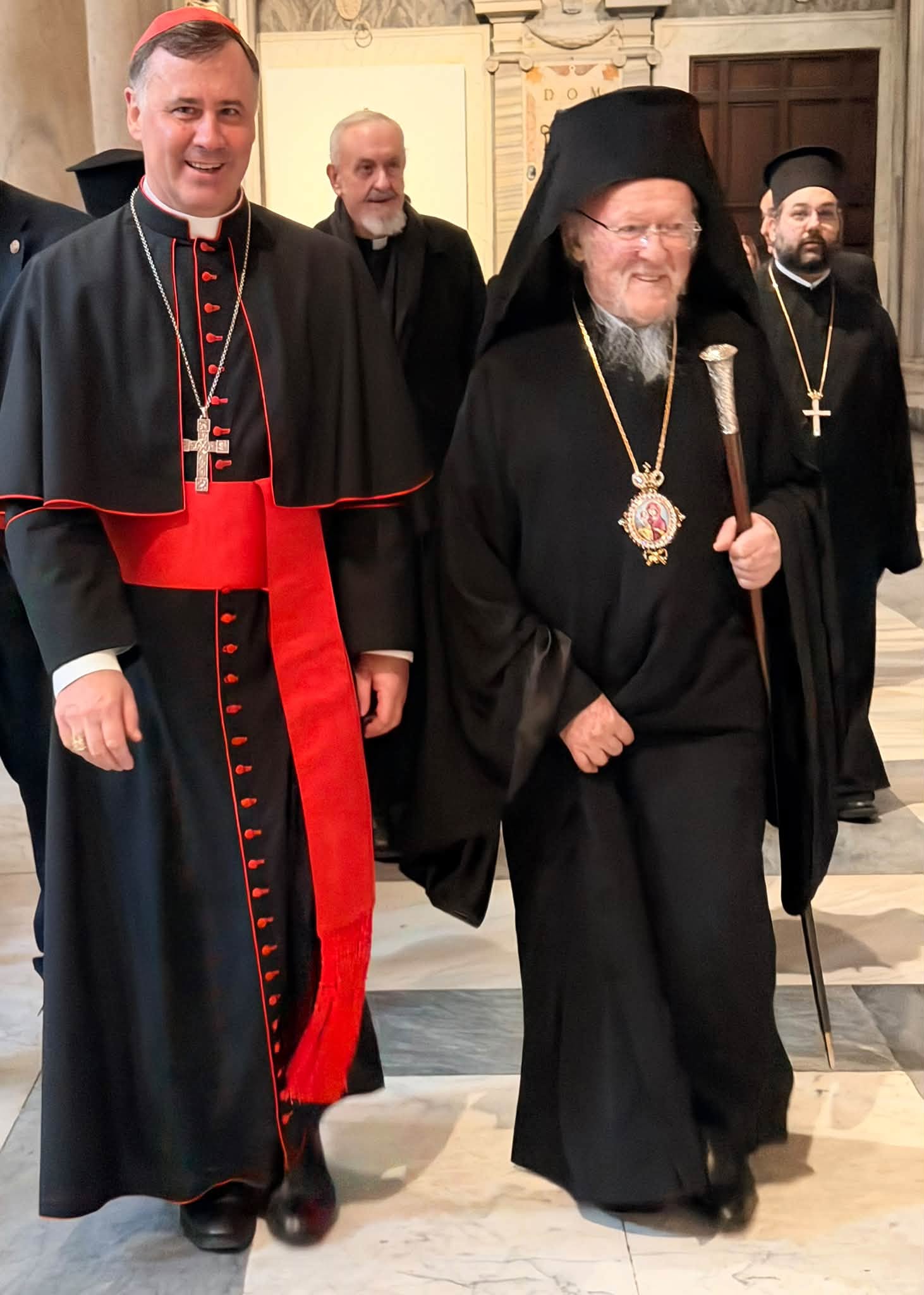 Patriarku Ekumenik Bartolomeu la lule në varrin e Papës Françesku në Romë - foto 2