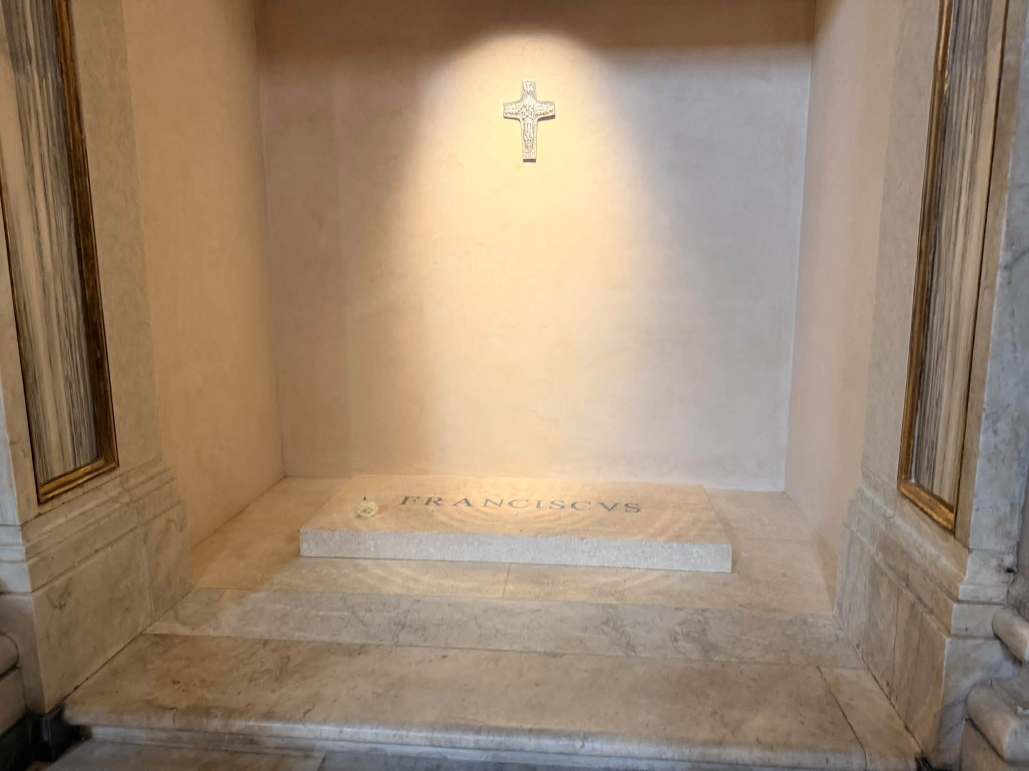 Patriarku Ekumenik Bartolomeu la lule në varrin e Papës Françesku në Romë - foto 3