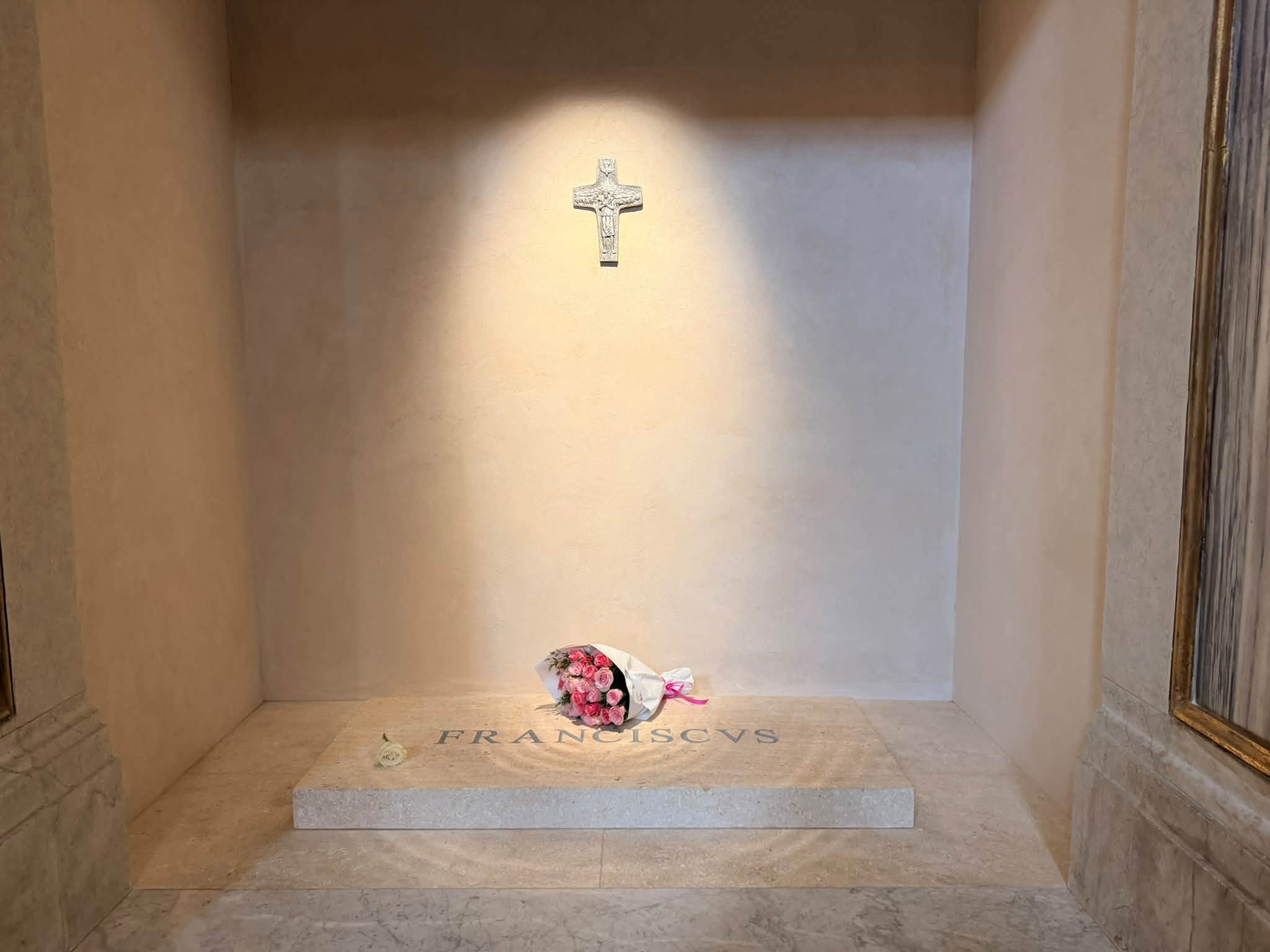 Patriarku Ekumenik Bartolomeu la lule në varrin e Papës Françesku në Romë - foto 4