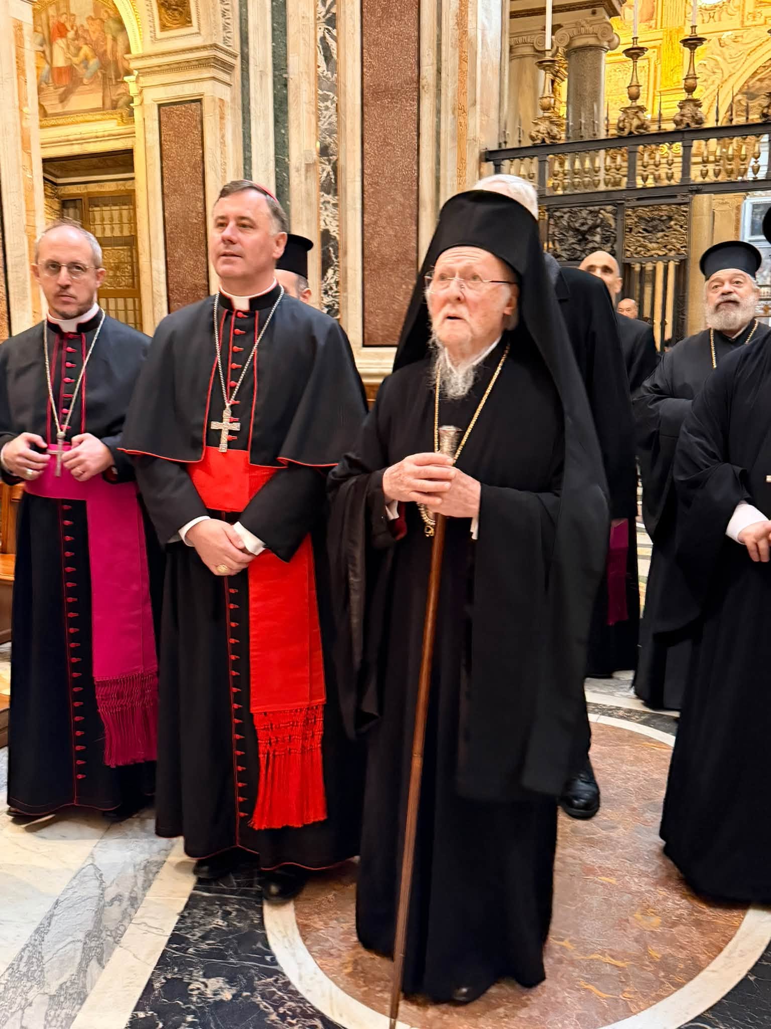 Patriarku Ekumenik Bartolomeu la lule në varrin e Papës Françesku në Romë - foto 6